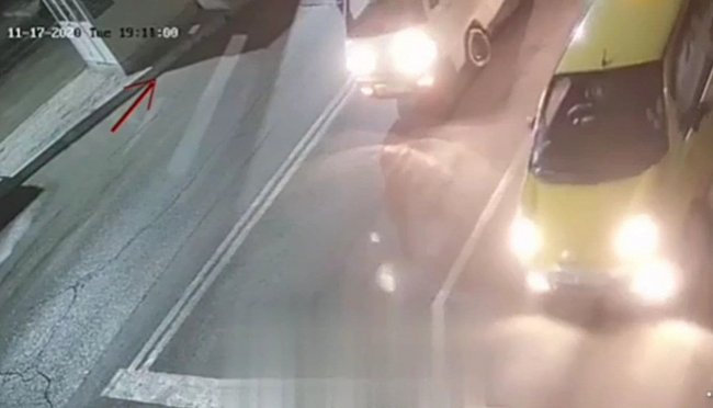 Видео: В Навоийской области водитель Дамаса бросил пиротехнику в сторону поста ГАИ