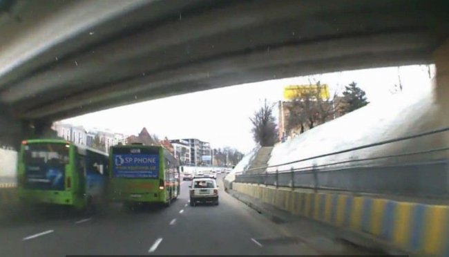 Видео: В Ташкенте два автобуса, не поделив дорогу, попали в ДТП