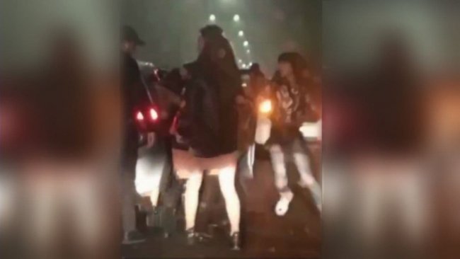 Видео: В Ташкенте группа девушек устроила потасовку на проезжей части дороги