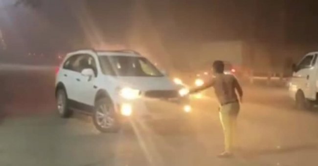 Видео: В Самарканде мужчина в полуголом виде перекрыл проезжую часть
