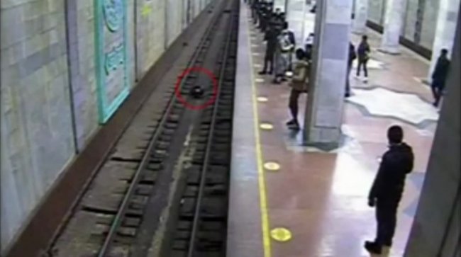 Видео: В правоохранительных органах прокомментировали инцидент с падением женщины в Ташкентском метро