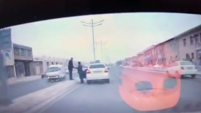 Видео: В Бухаре наказали водителя, остановившегося прямо на проезжей части, чтобы поздороваться со знакомым