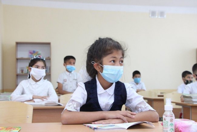Стало известно, сколько школьников в Узбекистане выбрали традиционную форму обучения