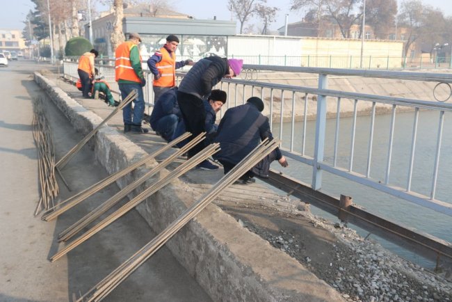 После обращения школьника к хокиму Андижанской области мост в Асаке начали ремонтировать