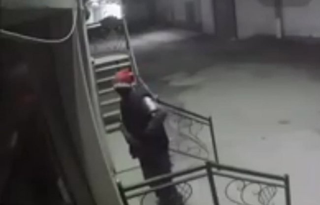 Видео: В Самаркандской области мужчину в костюме Деда мороза осудили на 5 лет за кражу телефона
