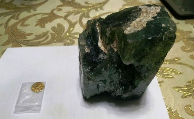 В Ташкенте преступная группа пыталась продать изумруд за полмиллиона долларов