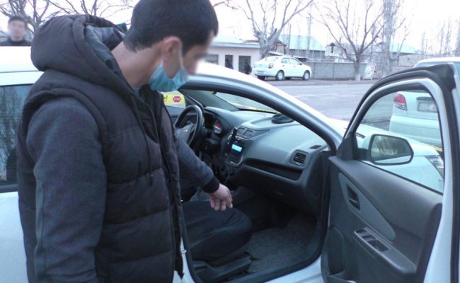 В Ташкентской области школьник напал на водителя такси с ножом