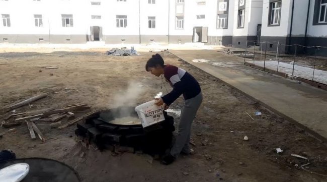 В Нукусе жители новостройки готовили еду во дворе на открытом огне из-за отсутствия газа