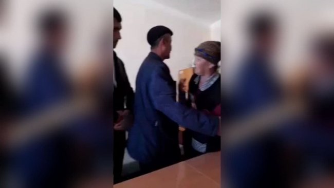 Видео: Мать ребенка ударила учителя из-за того, что он избивал ее дочь