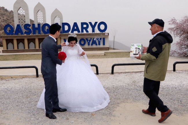 Узбекистанцы высмеяли подарок хокима Кашкадарьинской области молодоженам