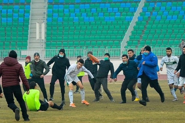 Игроки, задержанные за массовую драку во время футбольного матча в Фергане, вышли на свободу