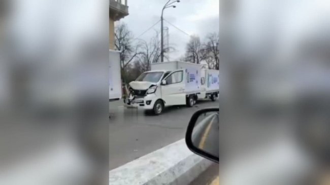 Видео: В Ташкенте спецавтомобили, переданные ЮНИСЕФ, попали в ДТП