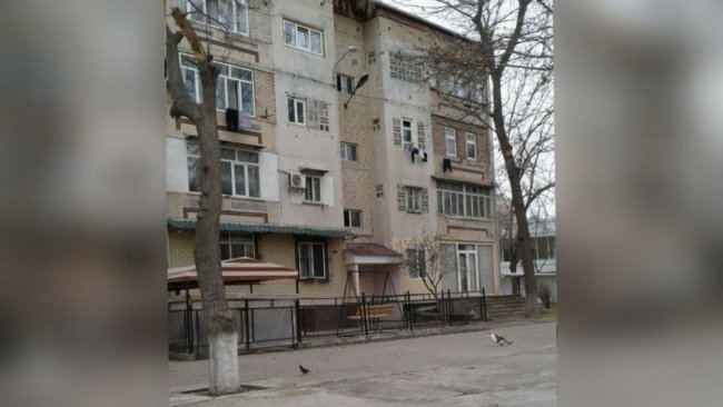В Ташкенте в результате падения из окна многоэтажки скончался мужчина