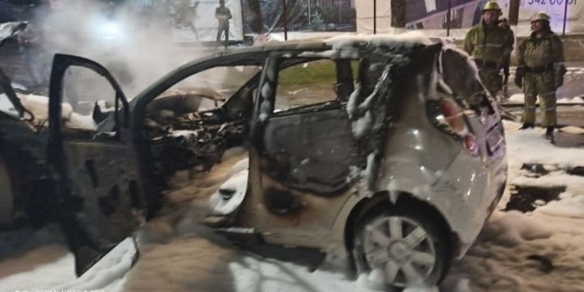 В Ташкенте в результате ДТП загорелись автомобили