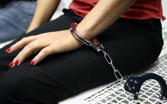 В Ташкенте задержана девушка, пытавшаяся украсть железный сейф из кафе