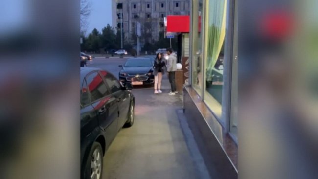 Видео: Актриса Дурдона Курбанова поругавшись с молодым человеком, разбила лобовое стекло его авто