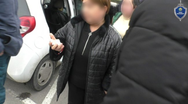 В Ташкенте задержана женщина, которая шантажировала мужчину отношениями своей дочери и его сына
