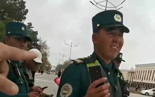 В Кашкадарьинской области инспектор ДПС отобрал у водителя мобильный телефон и документы