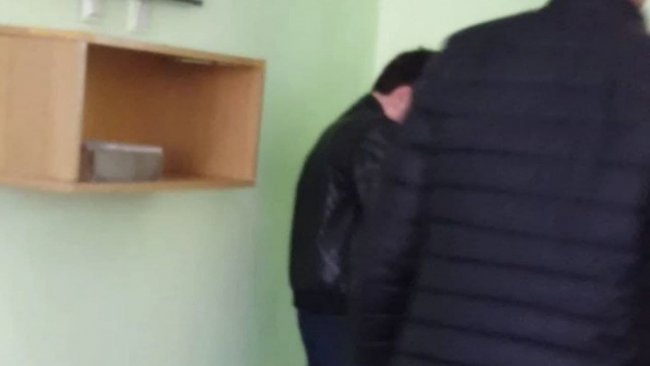В Карши сын сотрудника областной прокуратуры устроил туалет в учебном классе