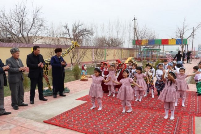 В Хорезмской области дети выступили без курток на улице на открытии детсада
