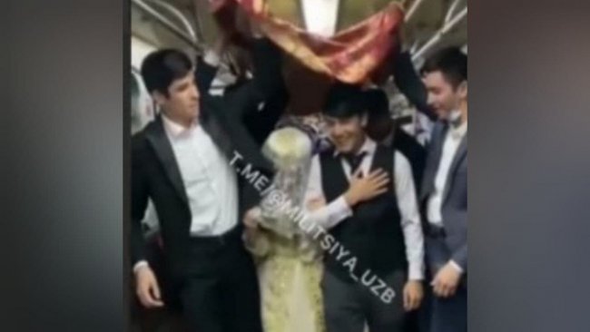 Видео: В Ташкенте сыграли свадьбу в метро