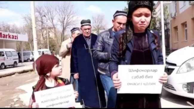 Видео: В Навои родственники скончавшейся беременной пациентки устроили акцию протеста