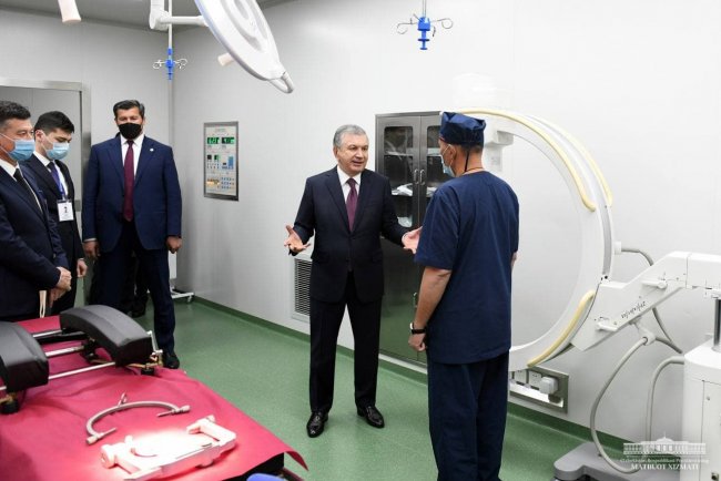 Лидер Узбекистана осмотрел медклинику в Самарканде