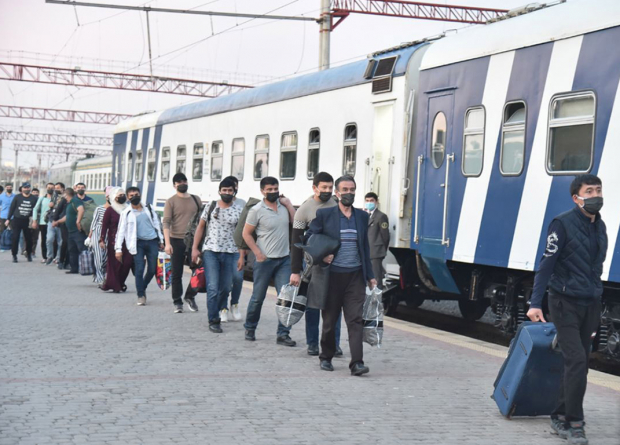 Узбекистанцев из России вернут на дополнительных поездах