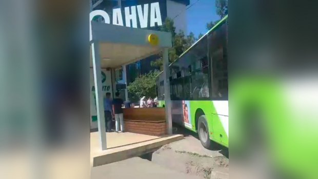 Видео: Водитель автобуса сбил двух пешеходов в Ташкенте
