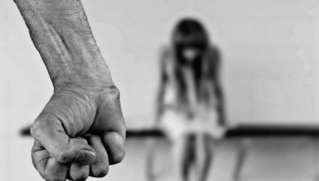 Видео: В Чиракчи мужчина избил девушку на улице