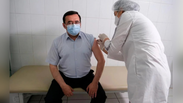 Замминистра здравоохранения Узбекистана вакцинировался от коронавируса