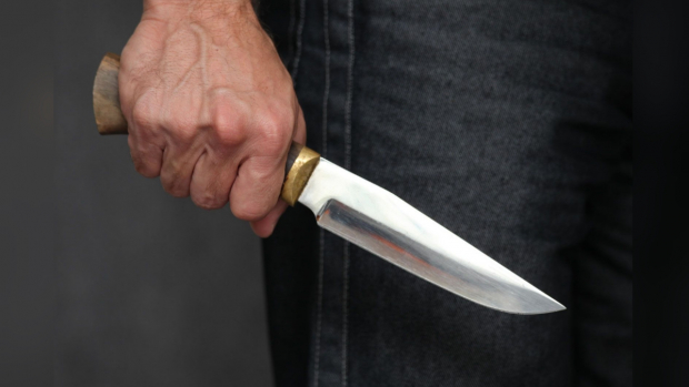 В Навоийской области мужчина пырнул свою мать ножом из-за плача ребенка