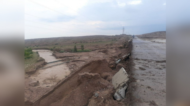 В Наманганской области селевой поток повредил дороги