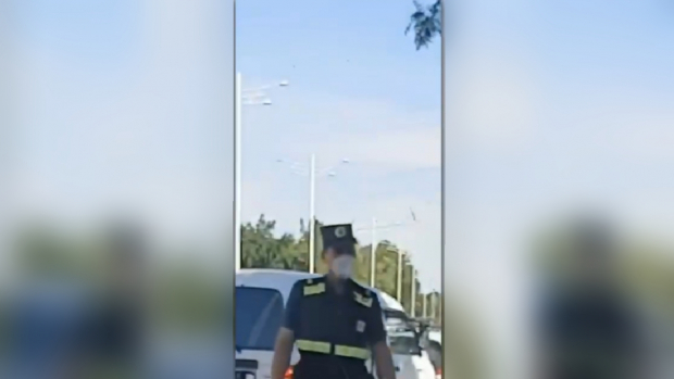 Видео: В Ташкенте сотрудник ДПС показал средний палец водителю