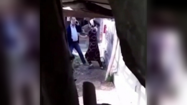 Видео: В Сурхандарье оштрафовали мужчину за избиение женщины
