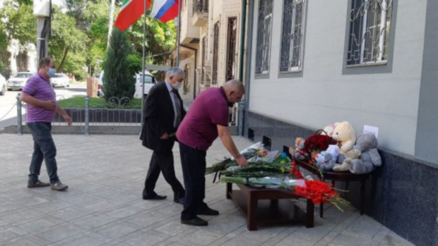 Жители Ташкента несут цветы и игрушки к зданию Представительства Республики Татарстан