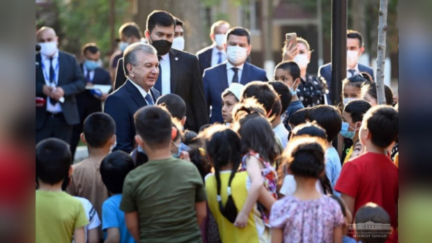 Видео: Шавкат Мирзиёев посетил одну из махаллей Учтепинского района