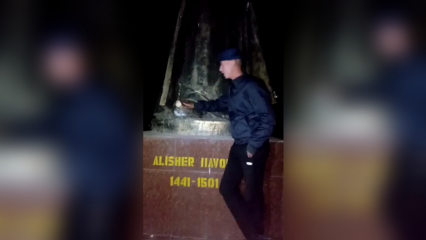 Видео: В Самаркандской области молодой человек плюнул на памятник Алишера Навои