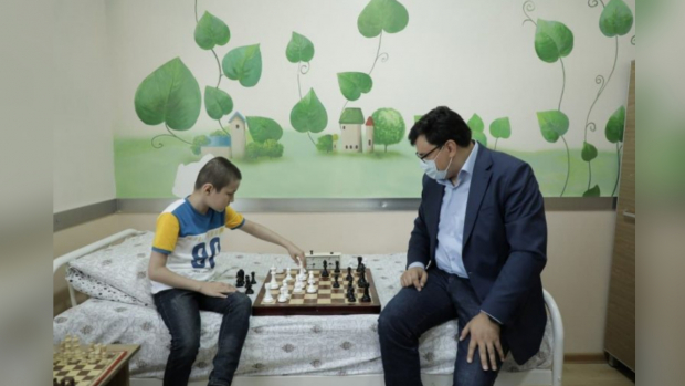 Шавкат Мирзиёев сделал подарки детям, проходящим лечение в Республиканском онкологическом центре