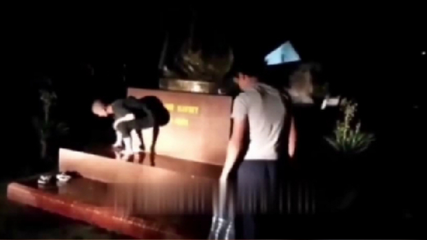 Видео: ТикТокера из Каттакургана заставили отмывать оплеванный им памятник Алишера Навои