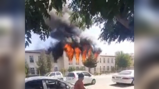 Видео: В Термезе загорелась одна из школ