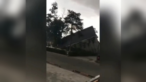 Видео: Вчера в Ташкенте сильный порывистый ветер унес еще один детский батут