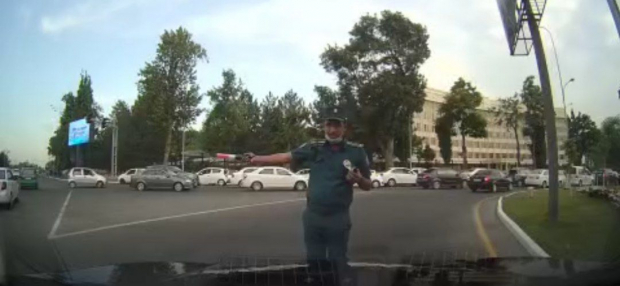 Видео: В Ташкенте водитель наказан за игнорирование требований инспектора ДПС