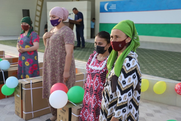 Гражданам Узбекистана из «женской» и «молодежной» тетрадей выдали швейные машины