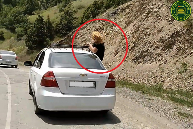 В Узбекистане наказали женщину, которая высунулась из окна авто