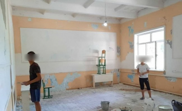 В Самарканде учеников школы заставили ремонтировать кабинеты
