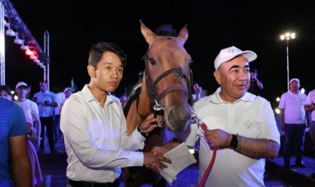 Хоким Кашкадарьинской области подарил школьнику коня