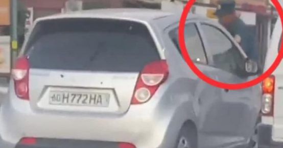 Видео: В Андижане водитель автомобиля «прокатил» сотрудника ДПС на капоте