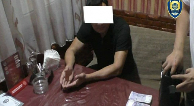 В Каракалпакстане мужчина пытался зачислить молодого человека в вуз за 25 миллионов сумов