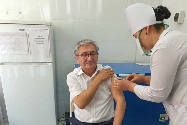 В Узбекистане руководители Минздрава получили вакцину от COVID-19